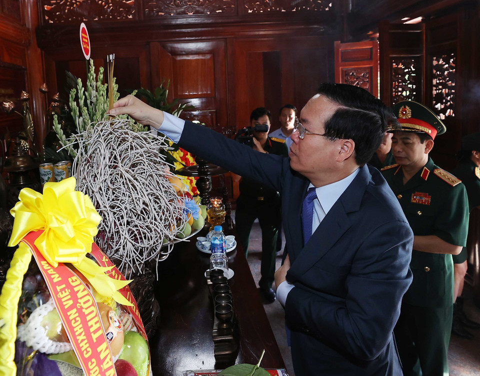 Hình ảnh Chủ tịch nước Võ Văn Thưởng dâng hương, hoa tưởng niệm Chủ tịch Hồ Chí Minh tại Bộ Tư lệnh Quân khu 2. (Ảnh: Thống Nhất/TTXVN)