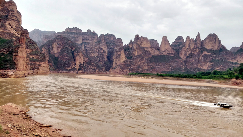 Ngày nay, chính quyền địa phương đang đẩy mạnh kết hợp Bính Linh tự với việc khai thác hồ thủy điện Lưu Gia Hiệp, tạo thành một cụm cảnh quan du lịch thu hút đông đảo du khách đến du lịch, ngắm cảnh. (Ảnh: Thành Dương/Vietnam+)