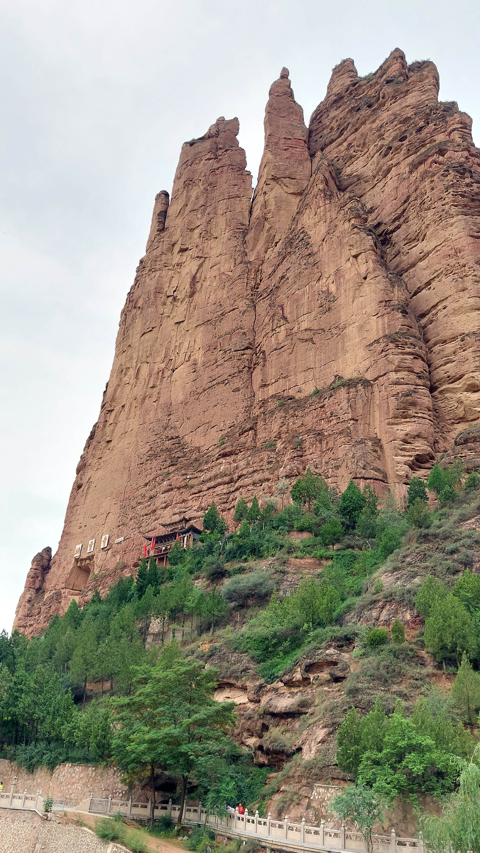 Đến với Bính Linh tự, du khách còn có cơ hội chiêm ngưỡng vẻ đẹp hùng vĩ của nhưng dãy núi đá sừng sững với nhiều hình dáng kỳ thú do thiên nhiên kiến tạo dọc hai bên bờ sông Hoàng Hà. (Ảnh: Thành Dương/Vietnam+)