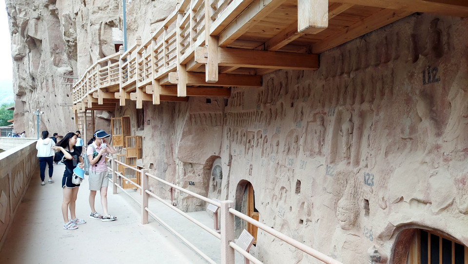 Nằm bên bờ sông Hoàng Hà, quần thể tượng đá Bính Linh tự trải dài suốt 2km dọc theo các vách đá với 184 hang động, 776 bức tượng cùng hơn 900m2 bức bích họa trạm khắc trên đá. (Ảnh: Thành Dương/Vietnam+)