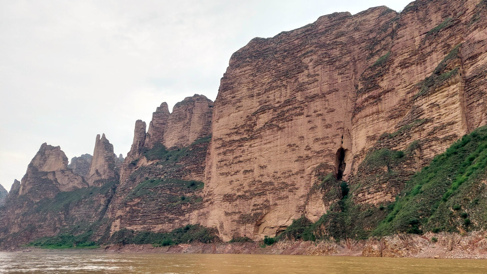 Đến với Bính Linh tự, du khách còn có cơ hội chiêm ngưỡng vẻ đẹp hùng vĩ của nhưng dãy núi đá sừng sững với nhiều hình dáng kỳ thú do thiên nhiên kiến tạo dọc hai bên bờ sông Hoàng Hà. (Ảnh: Thành Dương/Vietnam+)