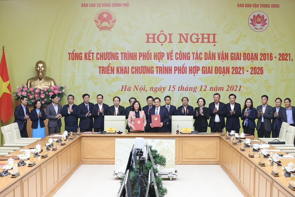 Thủ tướng Phạm Minh Chính và Bí thư Trung ương Đảng, Trưởng Ban Dân vận Trung ương Bùi Thị Minh Hoài ký kết Chương trình phối hợp giai đoạn 2021-2026. (Ảnh: Dương Giang/TTXVN)