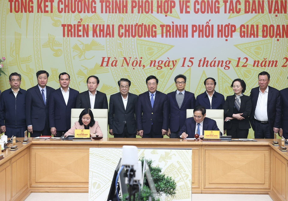 Thủ tướng Phạm Minh Chính và Bí thư Trung ương Đảng, Trưởng Ban Dân vận Trung ương Bùi Thị Minh Hoài ký kết Chương trình phối hợp giai đoạn 2021-2026. (Ảnh: Dương Giang/TTXVN)