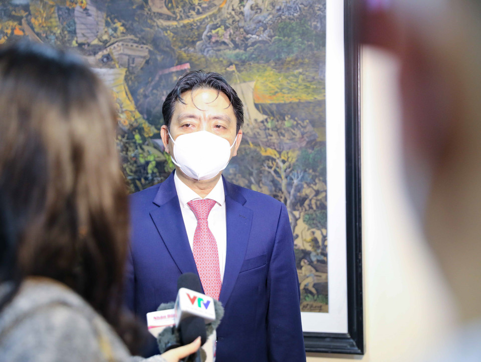 Thứ trưởng Bộ Văn hóa Thể thao và Du lịch Hoàng Đạo Cương trả lời phỏng vấn các cơ quan thông tấn, báo chí ngay sau khi Nghệ thuật Xòe Thái của Việt Nam chính thức được UNESCO ghi danh. (Ảnh: Thanh Tùng/TTXVN)