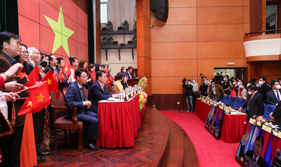 Theo dõi phiên họp tại đầu cầu Bộ Văn hóa, Thể thao và Du lịch tại Hà Nội. (Ảnh: Thanh Tùng/TTXVN)