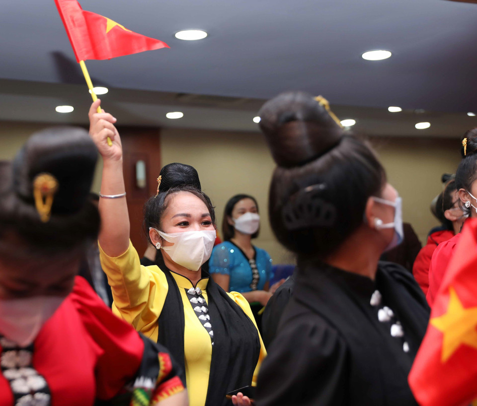 Giây phút Nghệ thuật Xòe Thái của Việt Nam chính thức được UNESCO ghi danh vào Danh sách Di sản Văn hóa Phi vật thể Đại diện của Nhân loại tại đầu cầu Bộ Văn hóa, Thể thao và Du lịch tại Hà Nội. (Ảnh: Thanh Tùng/TTXVN)