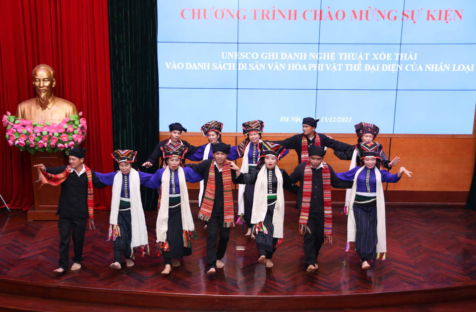 Ngày nay, nghệ thuật xòe Thái đã trở thành biểu tượng của lòng hiếu khách, dấu ấn văn hóa tộc người, bản sắc văn hóa của người Thái vùng Tây Bắc Việt Nam...(Ảnh: Thanh Tùng/TTXVN)