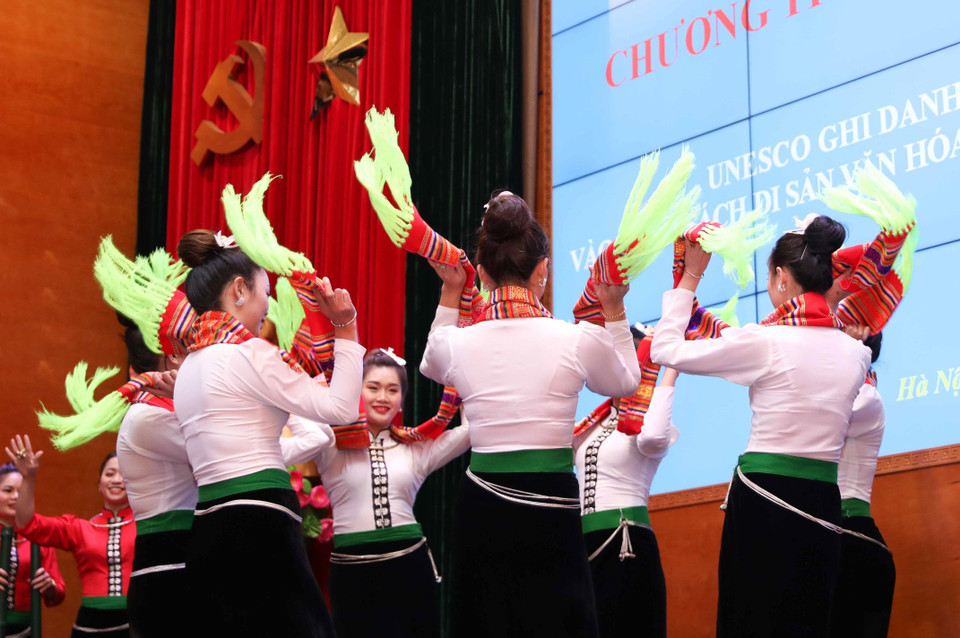 Trong tiếng Thái, “Xòe” có nghĩa là múa với các động tác tượng trưng cho các hoạt động của con người trong nghi lễ, sinh hoạt văn hóa, cuộc sống, lao động. (Ảnh: Thanh Tùng/TTXVN)