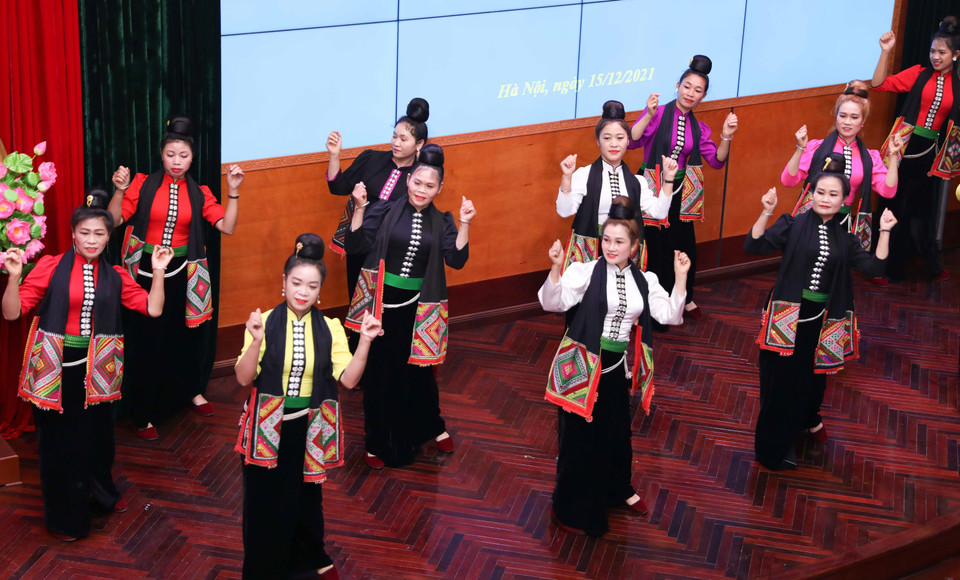 Nghệ thuật xòe Thái tượng trưng cho cái đẹp, chứa đựng các giá trị nghệ thuật vũ đạo, âm nhạc, ca hát, trang phục, ẩm thực và ứng xử văn hóa của cộng đồng người Thái.(Ảnh: Thanh Tùng/TTXVN)