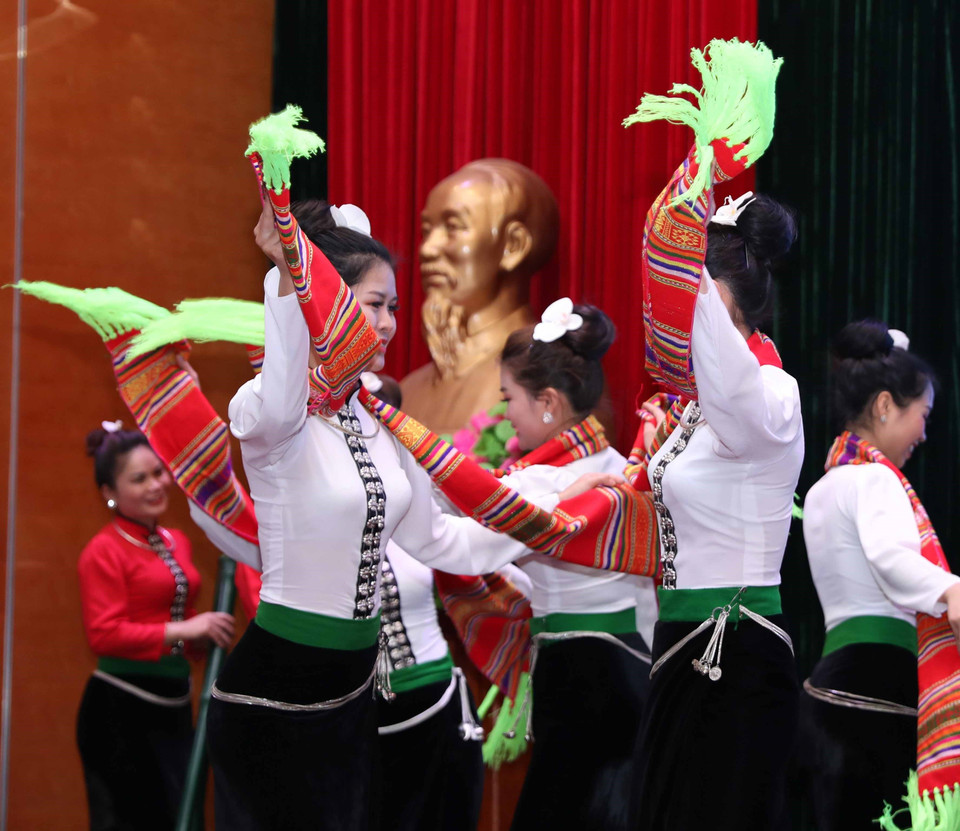 Những người thực hành Xòe là thành viên của cộng đồng người Thái, không phân biệt giới tính, lứa tuổi, nghề nghiệp và địa vị xã hội. (Ảnh: Thanh Tùng/TTXVN)