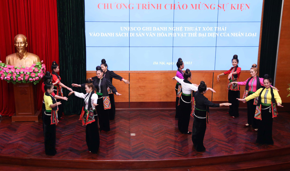 Biểu diễn các điệu Xòe Thái mừng sự kiện UNESCO ghi danh Xòe Thái vào Danh sách Di sản Văn hóa Phi vật thể Đại diện của Nhân loại tại Bộ Văn hóa, Thể thao và Du lịch. (Ảnh: Thanh Tùng/TTXVN)