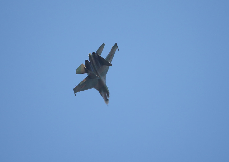 Phi công điều khiển máy bay tiêm kích đa năng SU-30MK2 thực hành các bài bay huấn luyện trên không. (Ảnh: Dương Giang/TTXVN)