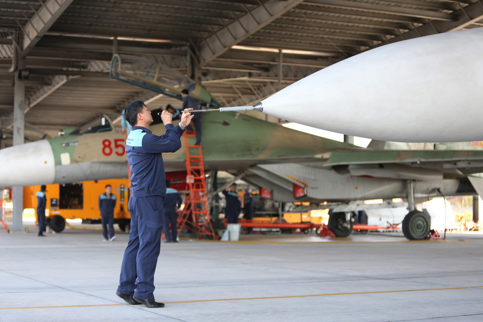 Đội ngũ kỹ thuật hàng không, chuẩn bị và kiểm tra kỹ thuật máy bay tiêm kích đa năng SU-30MK2 trước khi bàn giao cho phi công. (Ảnh: Dương Giang/TTXVN)