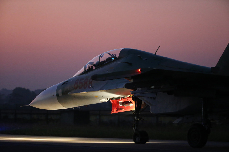 Phi công huấn luyện bay đêm trên máy bay tiêm kích SU-30MK2 tại sân bay Kép (Bắc Giang). (Ảnh: Dương Giang/TTXVN)
