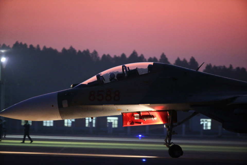 Phi công huấn luyện bay đêm trên máy bay tiêm kích SU-30MK2 tại sân bay Kép (Bắc Giang). (Ảnh: Dương Giang/TTXVN)