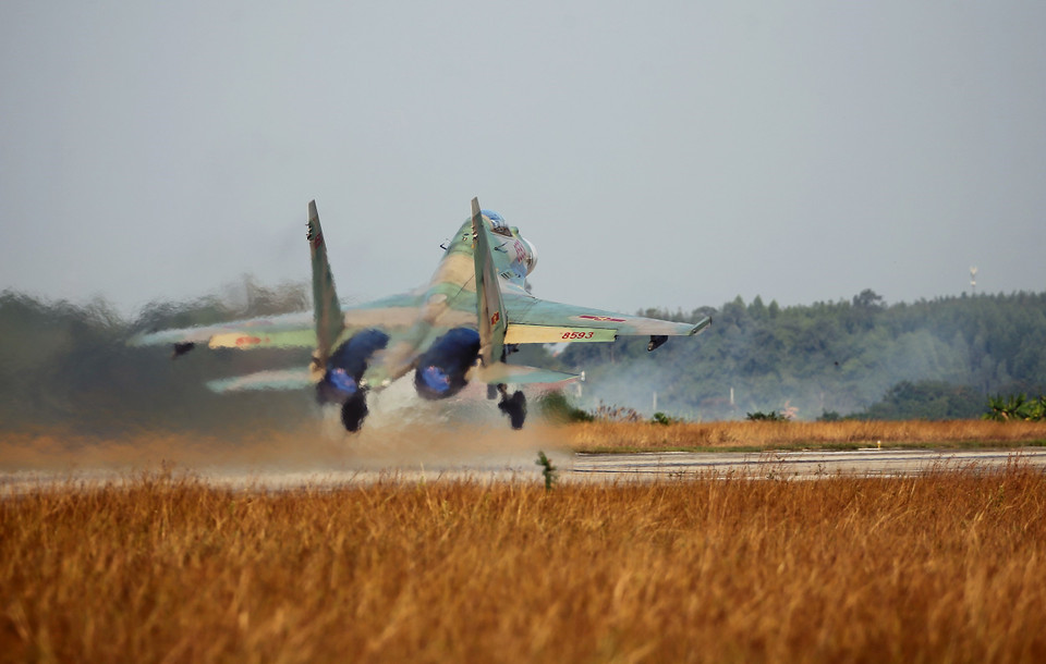 Phi công điều khiển máy bay tiêm kích đa năng SU-30MK2 thế hệ mới cất cánh làm nhiệm vụ. (Ảnh: Dương Giang/TTXVN)