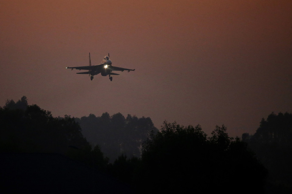 Máy bay tiêm kích SU-30MK2 bay huấn luyện đêm tại sân bay Kép (Bắc Giang). (Ảnh: Dương Giang/TTXVN)