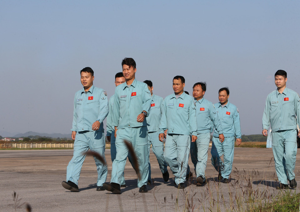 Đội ngũ phi công của Trung đoàn 927. (Ảnh: Dương Giang/TTXVN)