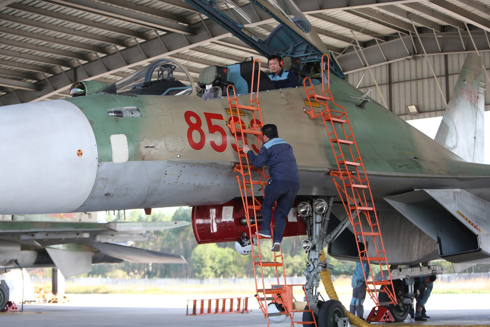 Đội ngũ kỹ thuật hàng không, chuẩn bị và kiểm tra kỹ thuật máy bay tiêm kích đa năng SU-30MK2 trước khi bàn giao cho phi công. (Ảnh: Dương Giang/TTXVN)
