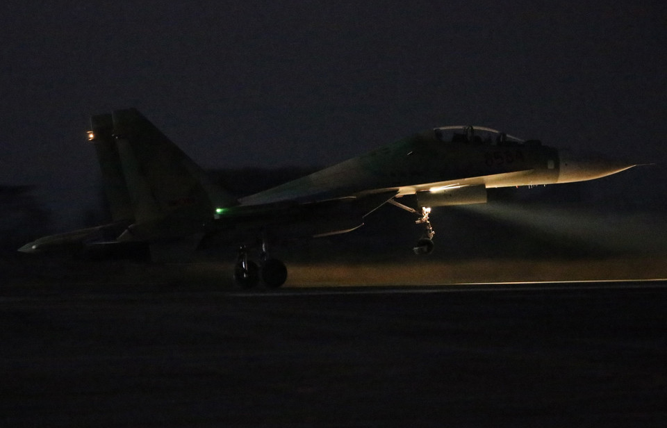Phi công huấn luyện bay đêm trên máy bay tiêm kích SU-30MK2 tại sân bay Kép (Bắc Giang). (Ảnh: Dương Giang/TTXVN)