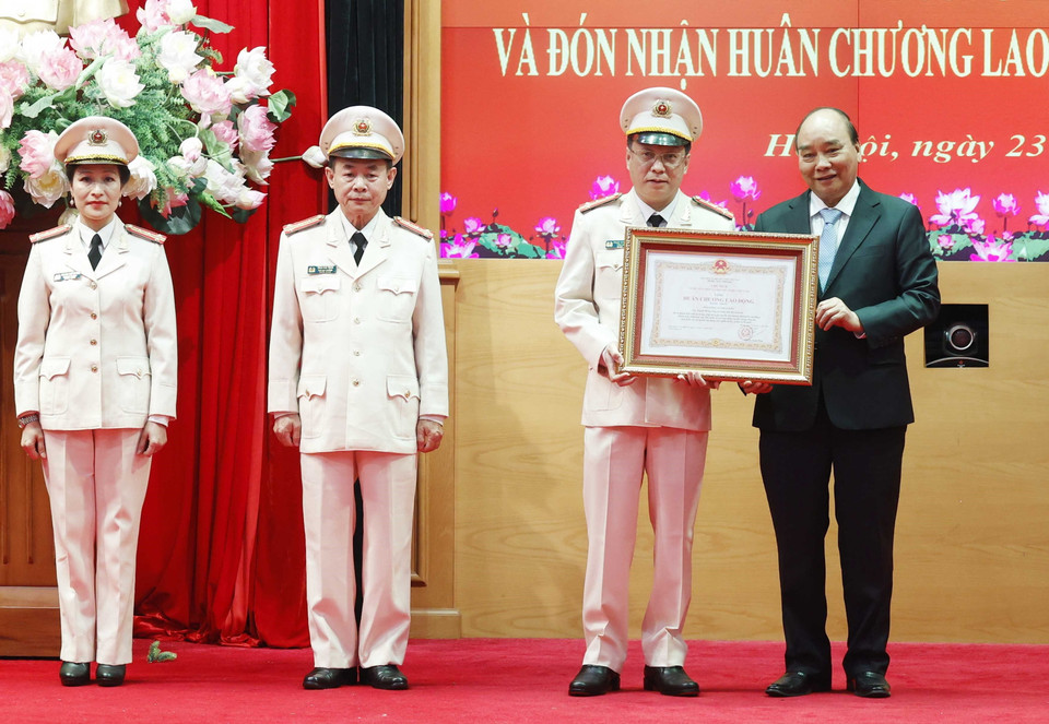 Chủ tịch nước Nguyễn Xuân Phúc trao Huân chương Lao động hạng Nhất cho Báo Công an Nhân dân. (Ảnh: Thống Nhất/TTXVN)