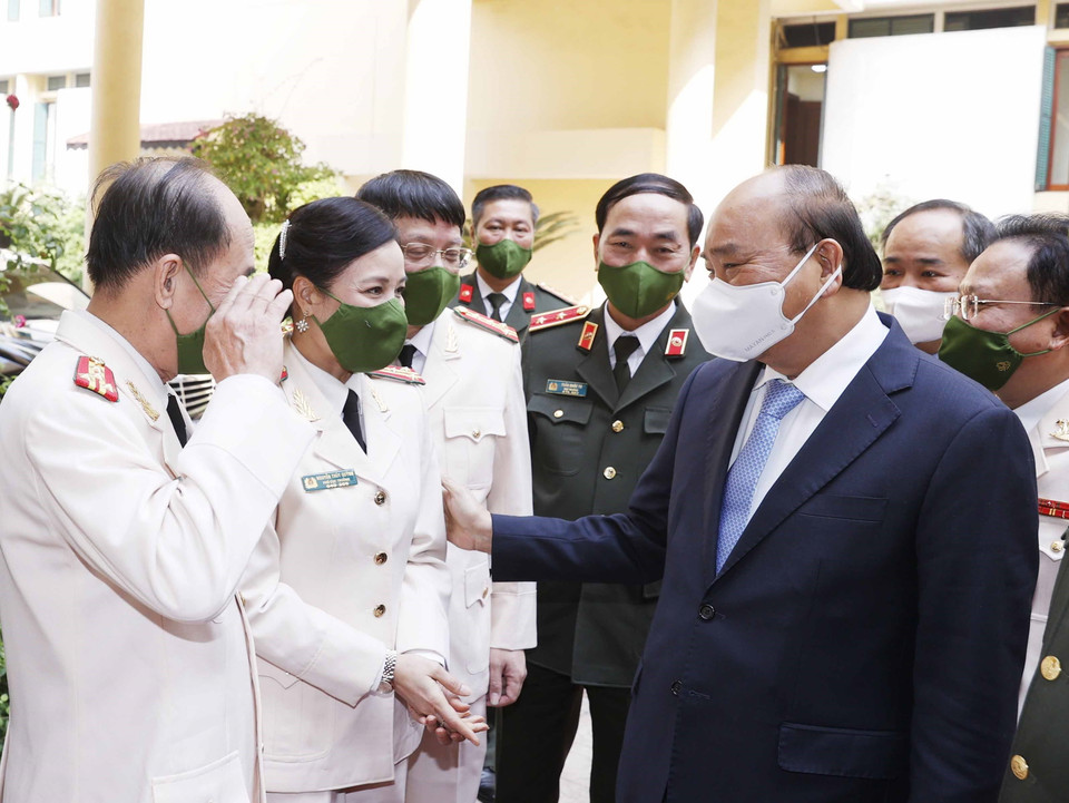 Chủ tịch nước Nguyễn Xuân Phúc với các đại biểu tham dự buổi lễ. (Ảnh: Thống Nhất/TTXVN)