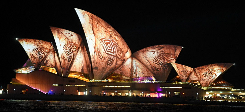 Nhà hát Opera Sydney lung linh sắc màu trong lễ hội. (Nguồn: THX/TTXVN)