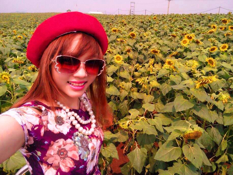 Mặc cho cái nắng rát mặt của những ngày đầu hè, cánh đồng hoa hướng dương lớn nhất vùng xứ Nghệ vẫn nở bung, đua nhau khoe sắc vàng. (Ảnh: Mai Huyền/Vietnam+)