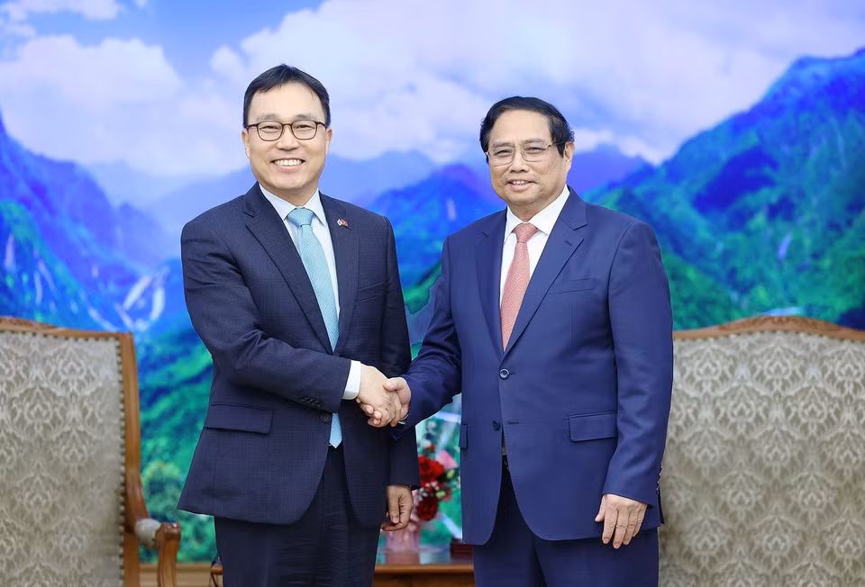Thủ tướng Phạm Minh Chính tiếp Đại sứ Hàn Quốc tại Việt Nam Choi Young-sam. (Ảnh: Dương Giang/TTXVN)