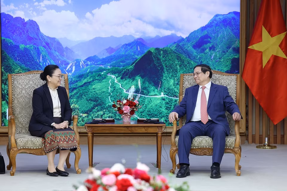 Thủ tướng Phạm Minh Chính tiếp bà Khamphao Eunthavanh, Đại sứ Lào tại Việt Nam. (Ảnh: Dương Giang/TTXVN)