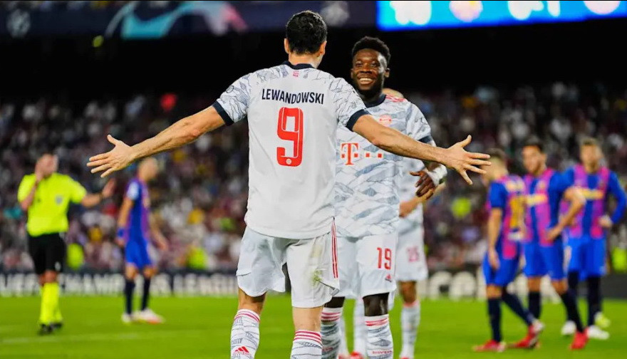 Đến phút 85, chân sút người Ba Lan hoàn tất cú đúp trong trận đấu này. (Nguồn: FcBayern)