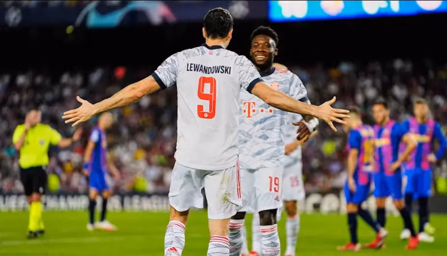 Đến phút 85, chân sút người Ba Lan hoàn tất cú đúp trong trận đấu này. (Nguồn: FcBayern)