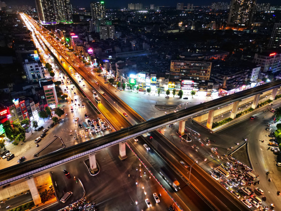 18h, tối 4/9, tại Đường vành đai 3 trên cao đoạn ngã tư Khuất Duy Tiến - Nguyễn Xiển giao thông thông thoáng. (Ảnh: Tuấn Anh/TTXVN)