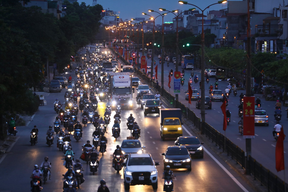 Đến 18h15, chiều 4/9/2022, người và phương tiện từ quốc lộ 1A quay trở lại Hà Nội đông. (Ảnh: Hoàng Hiếu/TTXVN)