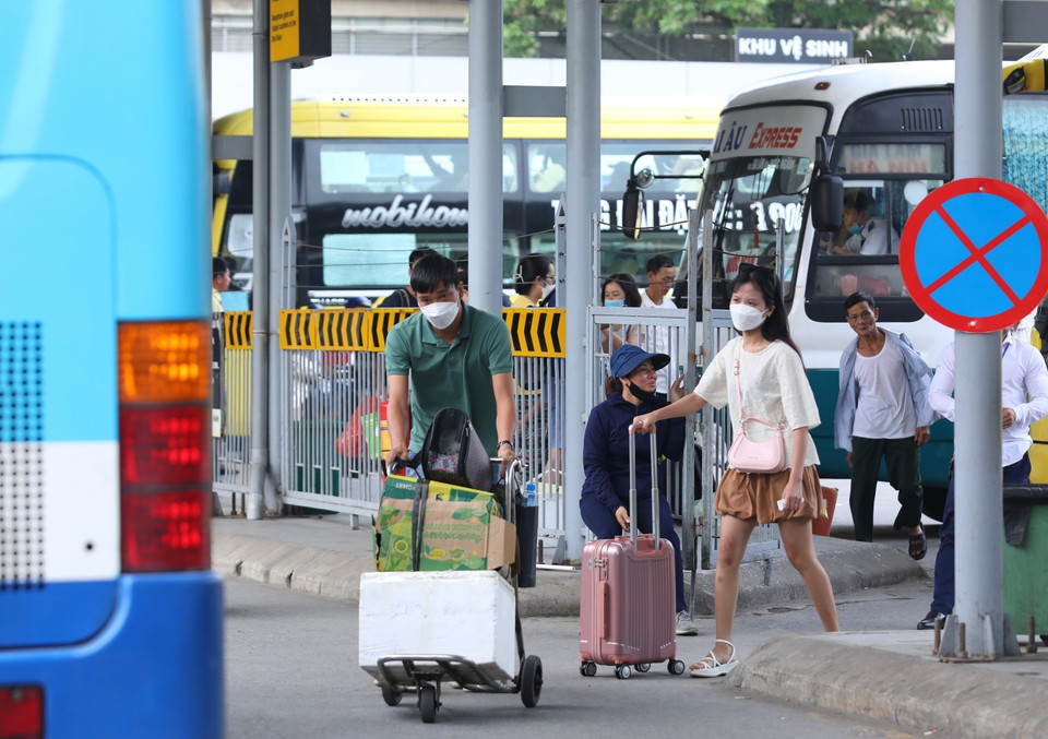 Hành khách rời bến xe Nước Ngầm trở về nhà (ảnh chụp 17h10, chiều 4/9). (Ảnh: Hoàng Hiếu/TTXVN)