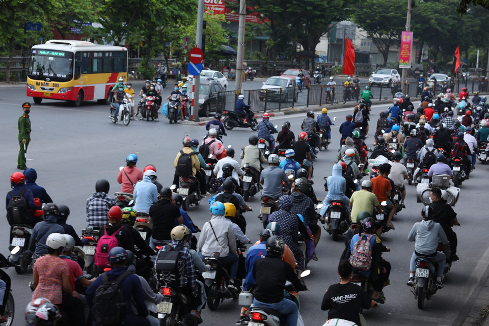 17h, chiều 4/9, rất đông người dân đã quay trở lại Hà Nội. (Ảnh: Hoàng Hiếu/TTXVN)