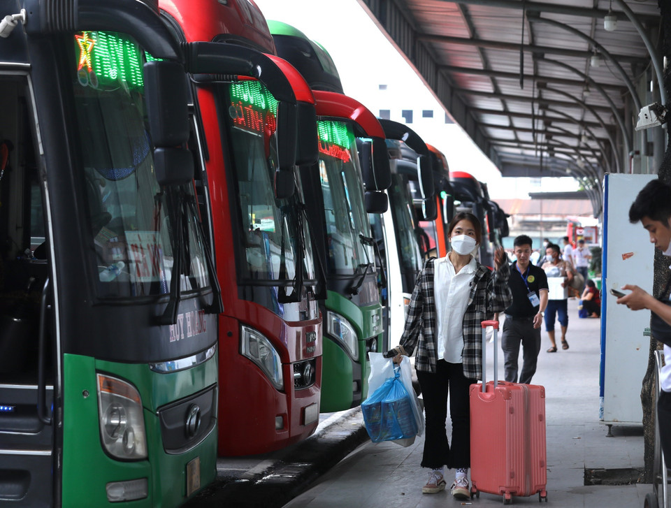 Nhiều ngươi dân đã quay trở lại Hà Nội từ Bến xe Nước Ngầm (ảnh chụp 17h10, chiều 4/9). (Ảnh: Hoàng Hiếu/TTXVN)