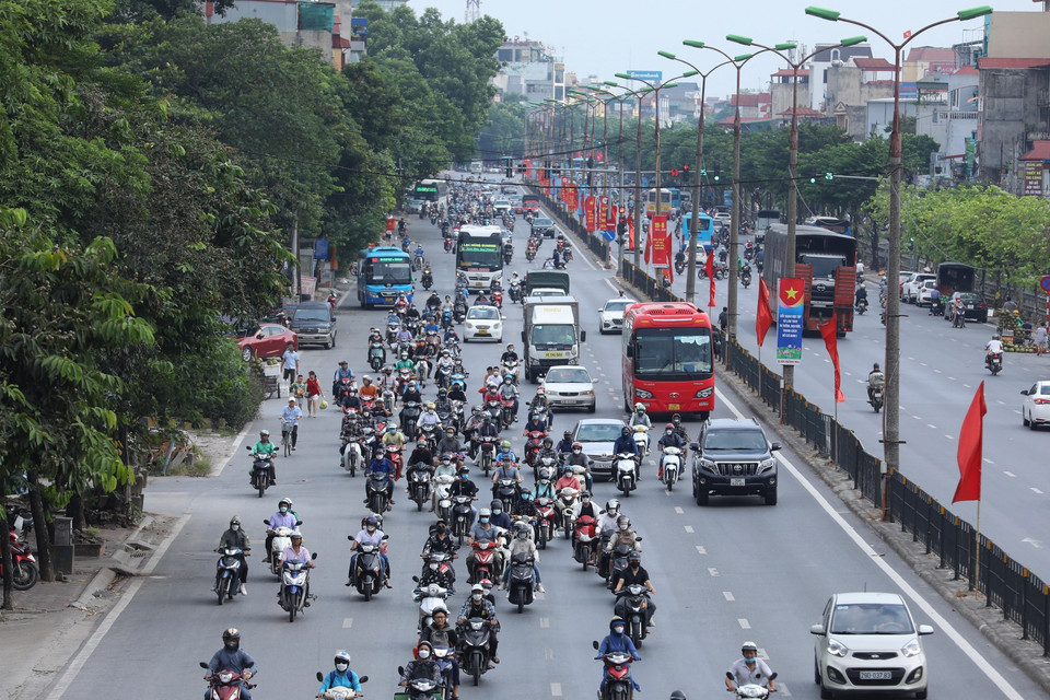 Dòng người và phương tiện từ quốc lộ 1A quay trở lại Hà Nội (17h, chiều 4/9). (Ảnh: Hoàng Hiếu/TTXVN)