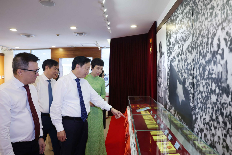 Phó Thủ tướng Trần Hồng Hà và các đại biểu tham quan Phòng truyền thống của Thông tấn xã Việt Nam. (Ảnh: Phương Hoa/TTXVN)