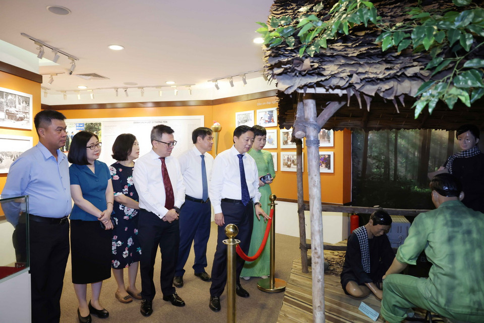 Phó Thủ tướng Trần Hồng Hà và các đại biểu tham quan Phòng truyền thống của Thông tấn xã Việt Nam. (Ảnh: Phương Hoa/TTXVN)