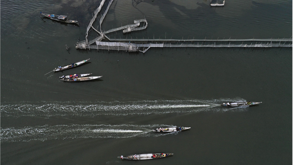 Thuyền của ngư dân trở về sau một đêm đánh bắt thủy sản trên phá Tam Giang. (Ảnh: Hồ Cầu/TTXVN)