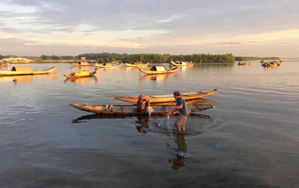 Ngư dân đánh bắt thủy sản trên đầm Phá Tam Giang. (Ảnh: Hồ Cầu/TTXVN)