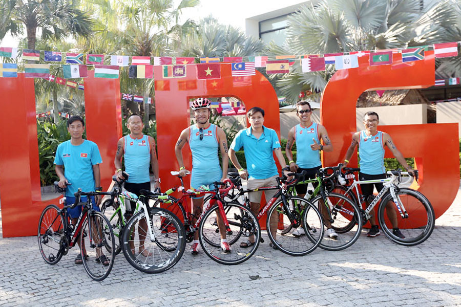 Trước giờ bước vào chặng đua xe đạp. (Ảnh: Thu Hiền)
