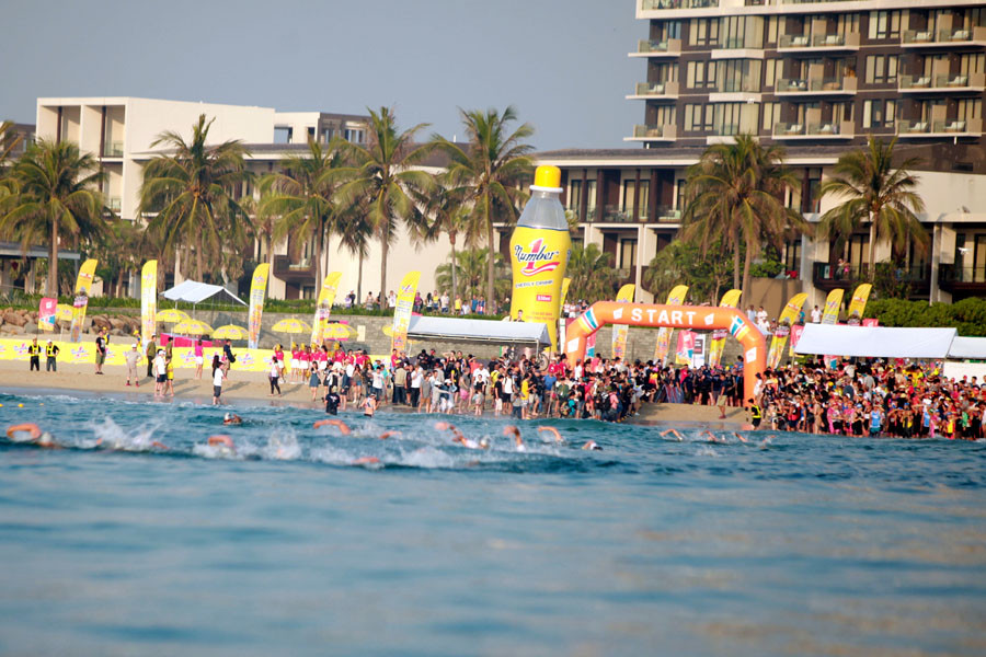 Rất đông người cổ vũ các vận động viên vượt qua đường đua khắc nghiệt. (Ảnh: Thu Hiền)