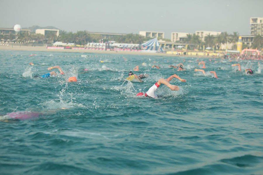 Vượt qua 1,9km đường bơi tại biển Đà Nẵng. (Ảnh: Thu Hiền)