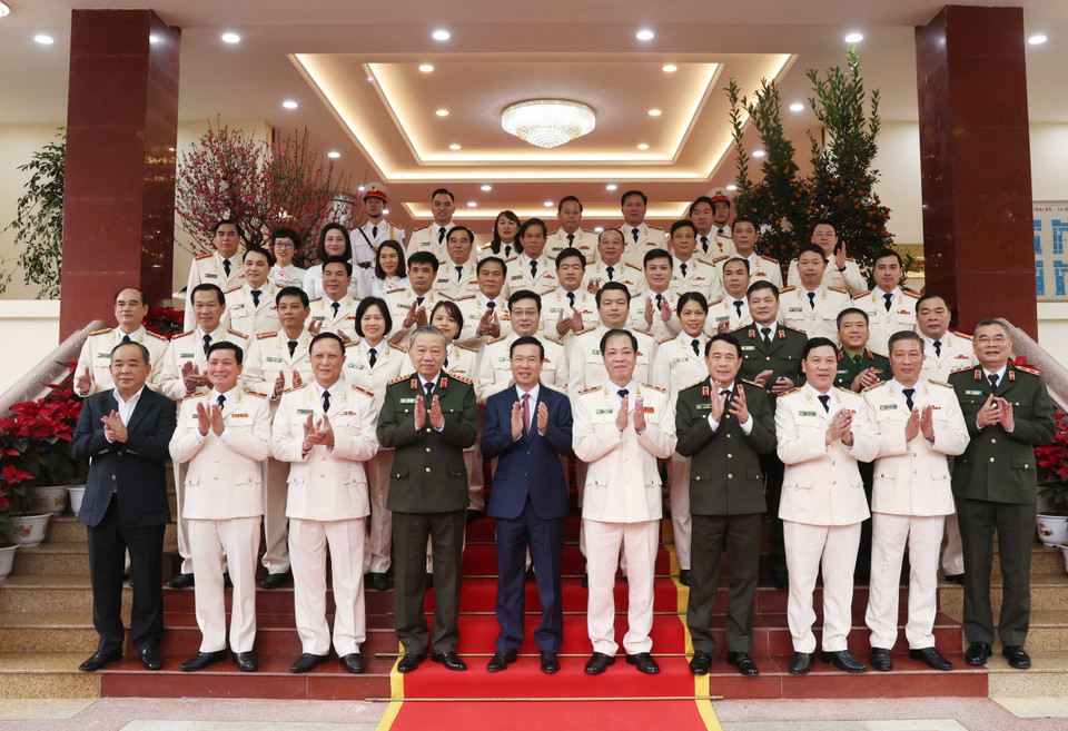 Chủ tịch nước Võ Văn Thưởng và Đại tướng, Bộ trưởng Bộ Công an Tô Lâm với cán bộ, chiến sỹ Bộ Tư lệnh Cảnh vệ. (Ảnh: Thống Nhất/TTXVN)