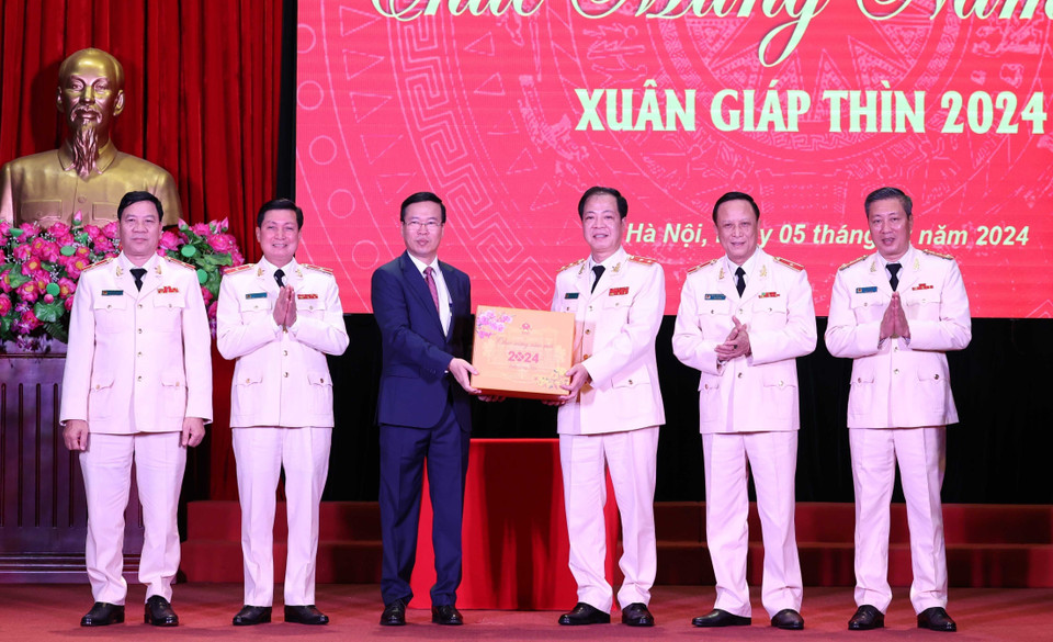 Chủ tịch nước Võ Văn Thưởng tặng quà, chúc Tết cán bộ, chiến sỹ Bộ Tư lệnh Cảnh vệ nhân dịp đón xuân Giáp Thìn 2024. (Ảnh: Thống Nhất/TTXVN)