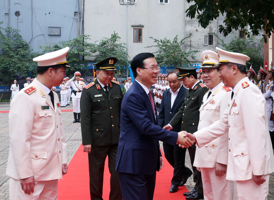 Chủ tịch nước Võ Văn Thưởng với lãnh đạo Bộ Tư lệnh Cảnh vệ. (Ảnh: Thống Nhất/TTXVN)