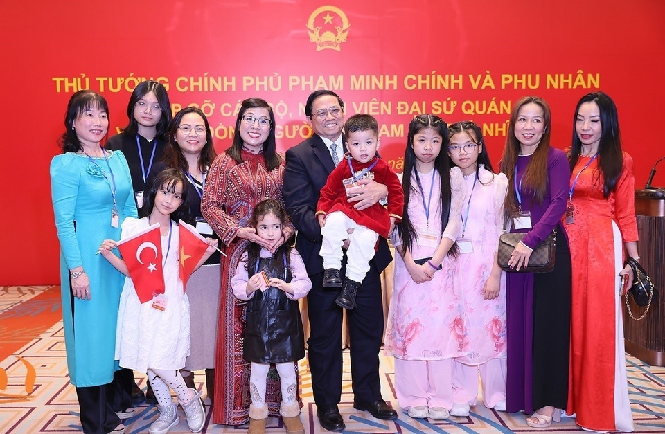 Thủ tướng Phạm Minh Chính và Phu nhân với cán bộ, nhân viên Đại sứ quán Việt Nam tại Thổ Nhĩ Kỳ. (Ảnh: Dương Giang/TTXVN)