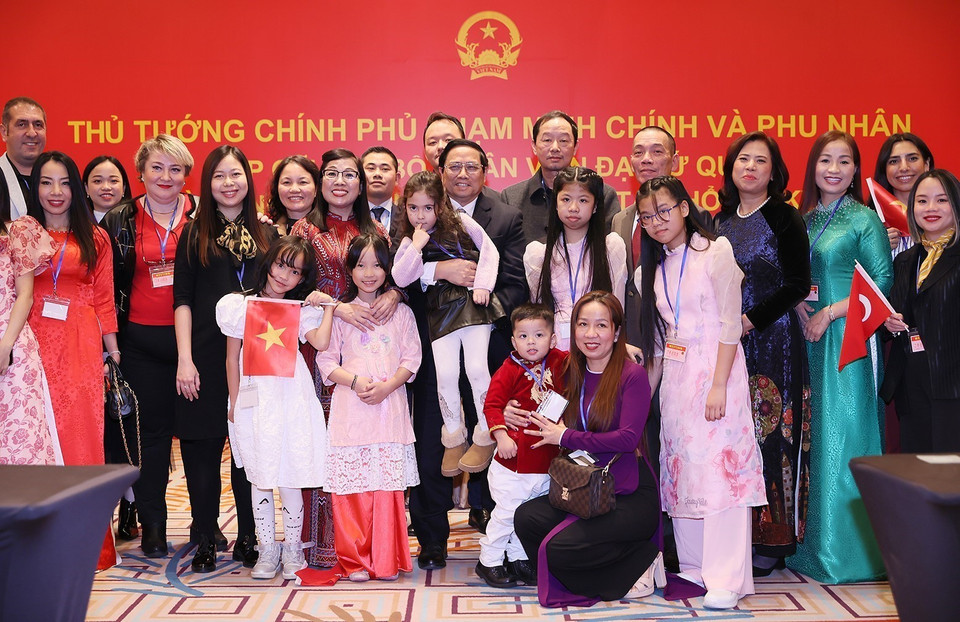 Thủ tướng Phạm Minh Chính và Phu nhân với cán bộ, nhân viên Đại sứ quán Việt Nam tại Thổ Nhĩ Kỳ. (Ảnh: Dương Giang/TTXVN)